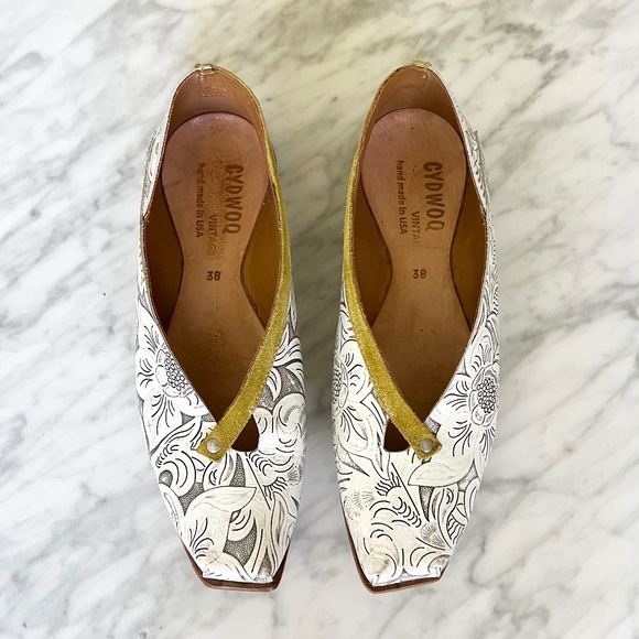CYDWOQ Floral Embossed Leather Flats Handmade Size 8 - Picture 1 of 6